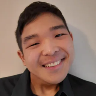 Foto de Lucas Kenzo sorrindo